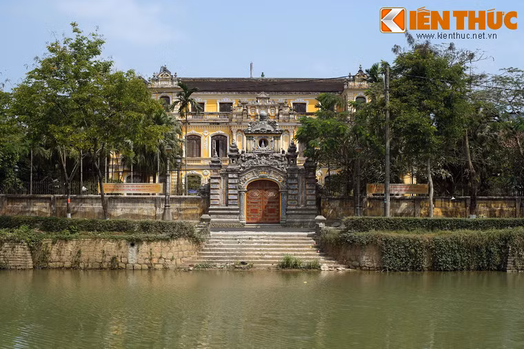 Tọa lạc bên bờ sông An Cựu, địa chỉ số 97 đường Phan Đình Phùng, TP Huế, cung An Định là cung điện điện riêng của vua Khải Định từ khi còn là thái tử đến khi làm vua.