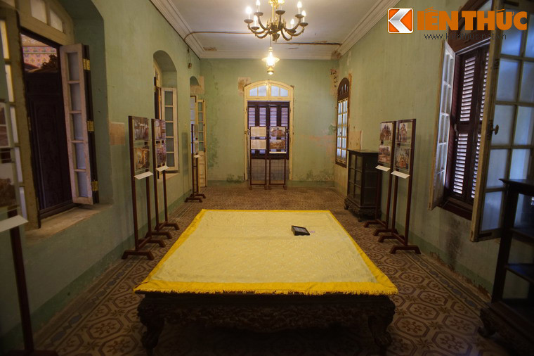 Chiếc giường của vua được trưng bày tại một phòng khác.