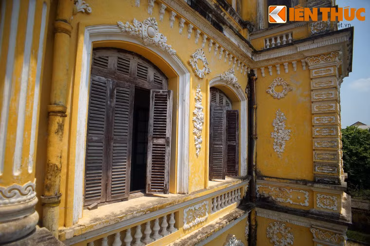 Sau khi lên ngôi, vào năm 1917, vua Khải Định đã dùng tiền riêng để cải tạo lại công trình theo lối kiến trúc hiện đại. Đầu năm 1919, công việc xây dựng hoàn tất, cung vẫn giữ nguyên tên gọi.