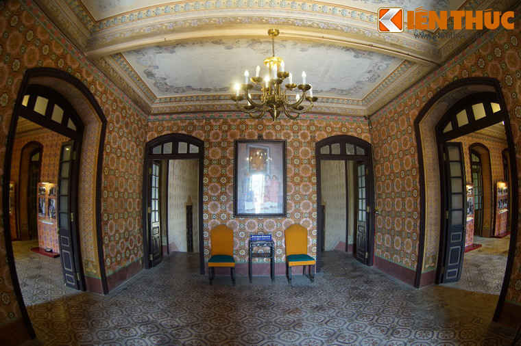 Tầng hai và ba của cung An Định trước đây là chỗ ở của bà Từ Cung (thân mẫu của hoàng đế Bảo Đại) và nơi thờ thần linh. Tầng hai có 8 phòng; tầng ba có 3 phòng lớn và 4 phòng nhỏ.