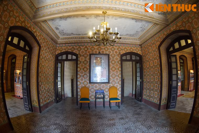 Tầng hai và ba của cung An Định trước đây là chỗ ở của bà Từ Cung (thân mẫu của hoàng đế Bảo Đại) và nơi thờ thần linh. Tầng hai có 8 phòng; tầng ba có 3 phòng lớn và 4 phòng nhỏ.