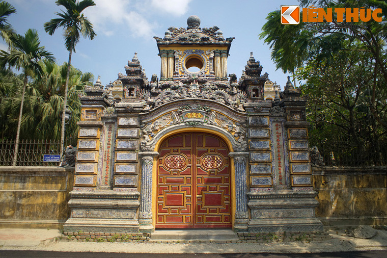 Cổng chính làm theo lối tam quan, hai tầng, trang trí bằng sành sứ đắp nổi rất công phu. Đỉnh mái tầng trên gắn biểu tượng một viên trân châu lớn.