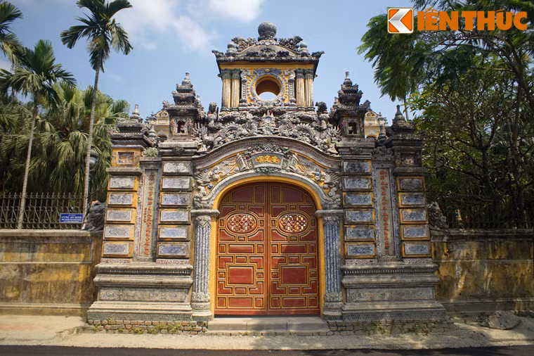 Cổng chính làm theo lối tam quan, hai tầng, trang trí bằng sành sứ đắp nổi rất công phu. Đỉnh mái tầng trên gắn biểu tượng một viên trân châu lớn.