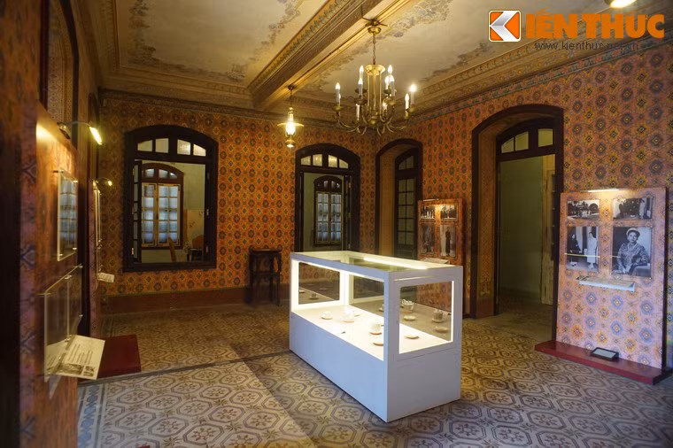 Các phòng của tầng hai hiện được dùng làm phòng thông tin và trưng bày các hiện vật từng được sử dụng tại cung An Định.