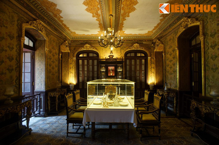 Phòng ăn đối diện với phòng khách qua đại sảnh.