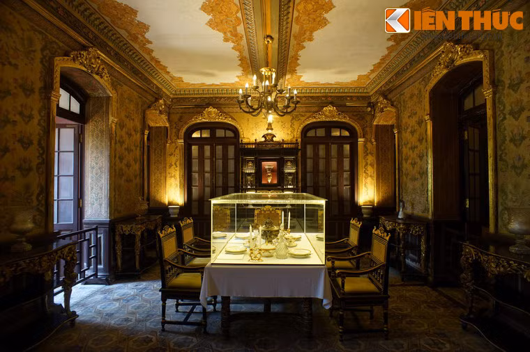 Phòng ăn đối diện với phòng khách qua đại sảnh.