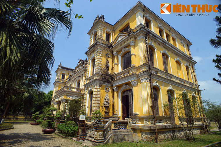 Lầu có ba tầng, xây dựng bằng các vật liệu mới theo kiểu lâu đài châu Âu, có diện tích mặt bằng tới 745m2.