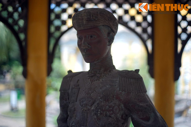 Trong đình có đặt bức tượng đồng vua Khải Định tỷ lệ bằng người thật, đúc từ năm 1920.