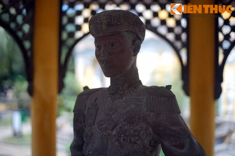 Trong đình có đặt bức tượng đồng vua Khải Định tỷ lệ bằng người thật, đúc từ năm 1920.