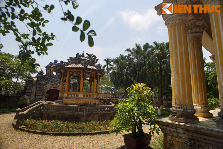 Khi còn nguyên vẹn, cung có khoảng 10 công trình, từ trước ra là bến thuyền, cổng chính, đình Trung Lập, lầu Khải Tường, nhà hát Cửu Tư Đài, chuồng thú, Hồ nước... Đến nay cung còn lại ba công trình khá nguyên vẹn là Cổng chính, đình Trung Lập và lầu Khải Tường.