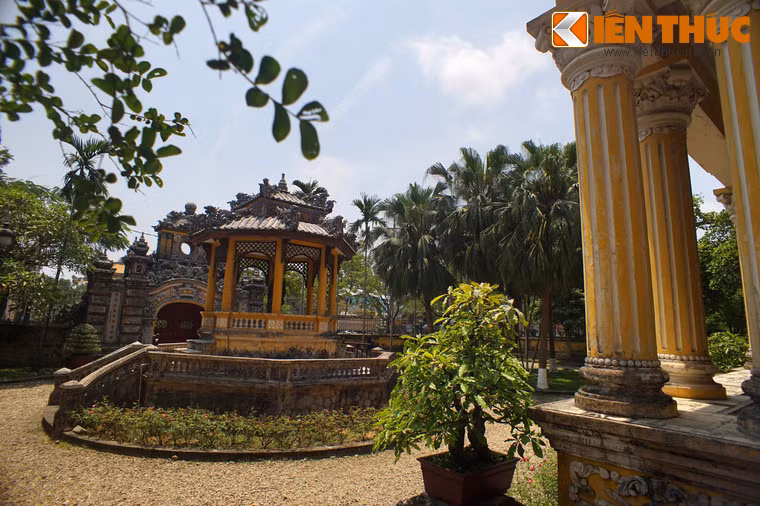 Khi còn nguyên vẹn, cung có khoảng 10 công trình, từ trước ra là bến thuyền, cổng chính, đình Trung Lập, lầu Khải Tường, nhà hát Cửu Tư Đài, chuồng thú, Hồ nước... Đến nay cung còn lại ba công trình khá nguyên vẹn là Cổng chính, đình Trung Lập và lầu Khải Tường.