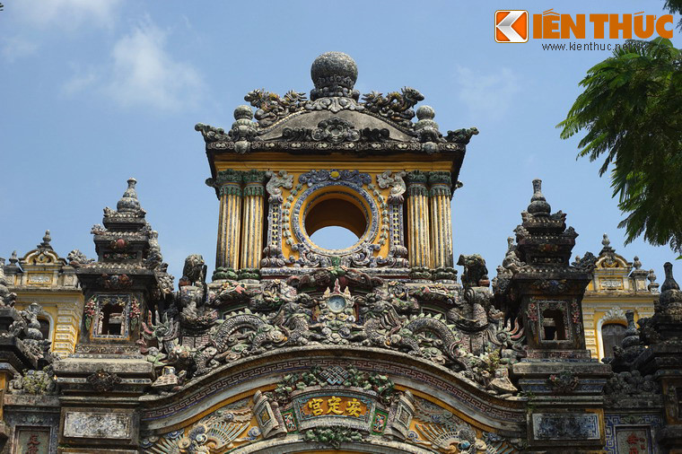 Toàn bộ cổng được đắp nổi sành sứ, thuỷ tinh với các đề tài trang trí truyền thống của Việt Nam. Dòng chữ Hán ghi tên cung và các câu đối ở cổng đều được ghép bằng các mảnh sứ màu.