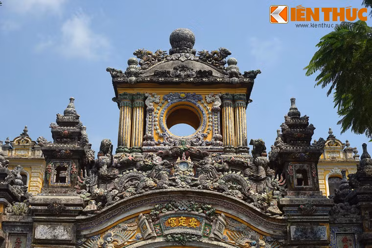 Toàn bộ cổng được đắp nổi sành sứ, thuỷ tinh với các đề tài trang trí truyền thống của Việt Nam. Dòng chữ Hán ghi tên cung và các câu đối ở cổng đều được ghép bằng các mảnh sứ màu.