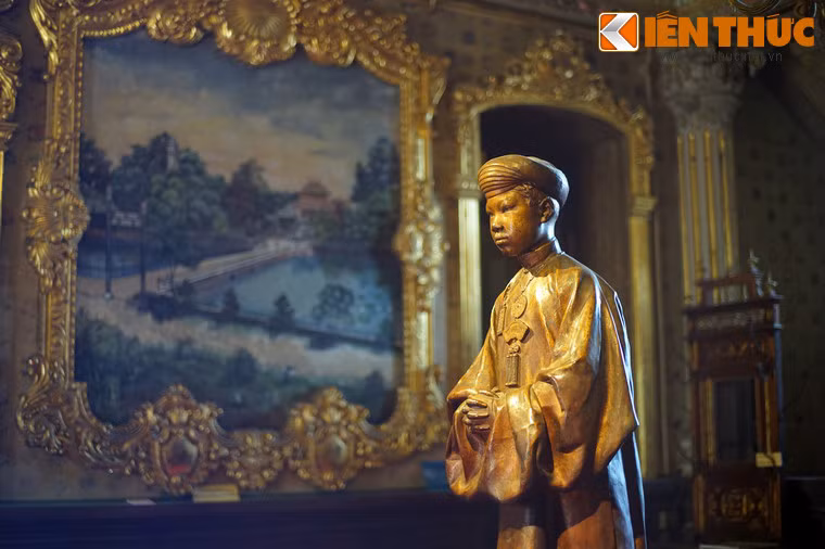 Giữa đại sảnh có tượng đồng của Hoàng Thái tử Nguyễn Phúc Vĩnh Thụy, người sau này là vua Bảo Đại.