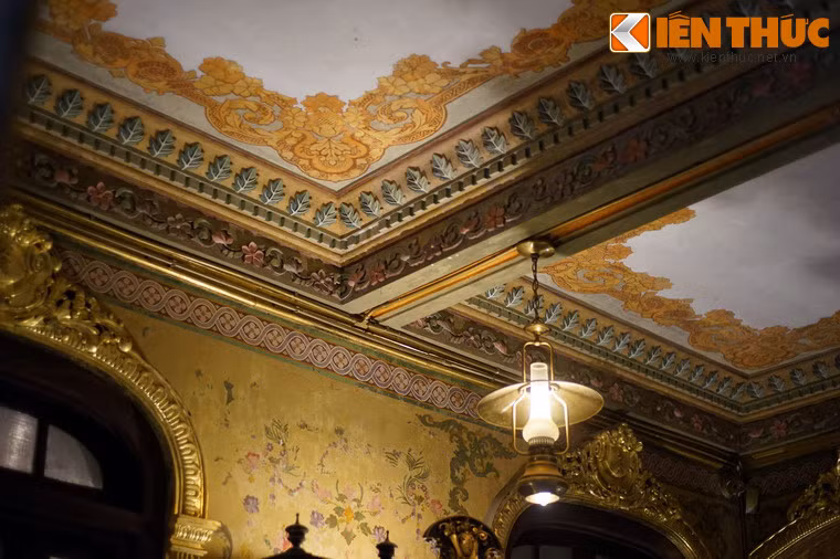 Họa tiết trang trí trên trần phòng ăn.