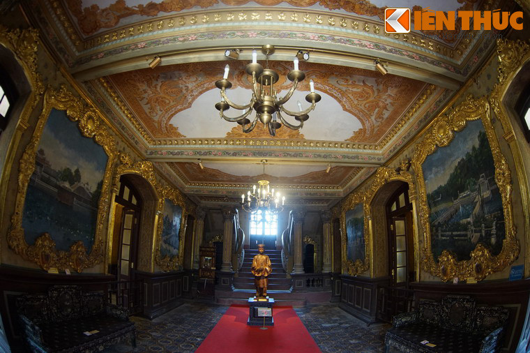 Tầng một có 7 phòng, trang trí rất lộng lẫy, trong đó nổi bật nhất là đại sảnh. (Hình ảnh nội thất được thực hiện với sự đồng ý của Trung tâm Bảo tồn Di tích Cố đô Huế).