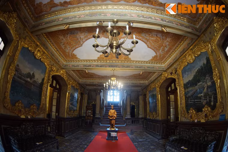 Tầng một có 7 phòng, trang trí rất lộng lẫy, trong đó nổi bật nhất là đại sảnh. (Hình ảnh nội thất được thực hiện với sự đồng ý của Trung tâm Bảo tồn Di tích Cố đô Huế).