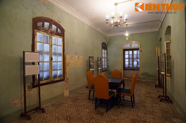 Bộ bàn ghế vua Bảo Đại sử dụng để chơi mạt chược nằm ở trung tâm một căn phòng.