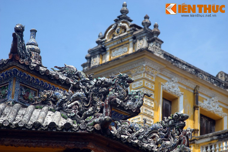 12 bờ quyết của mái đình Trung Lập đắp nổi 12 con rồng, trên nóc chắp thiên hồ.