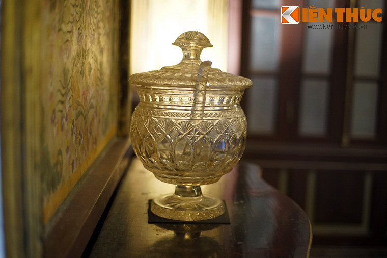 Bình pha lê kiểu châu Âu trong phòng ăn.