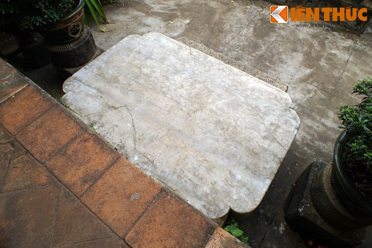 Người phụ nữ này đêm nào cũng mặc áo cụt trắng, quần đen. Khi chó trong chùa sủa ran thì bóng người phụ nữ mới biến mất.