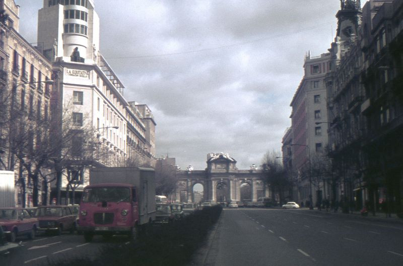 Trên đường Puerta de Alcalá, Madrid, Tây Ban Nha, tháng 2/1977. Ảnh: Raúl Alejandro Rodríguez Flickr.