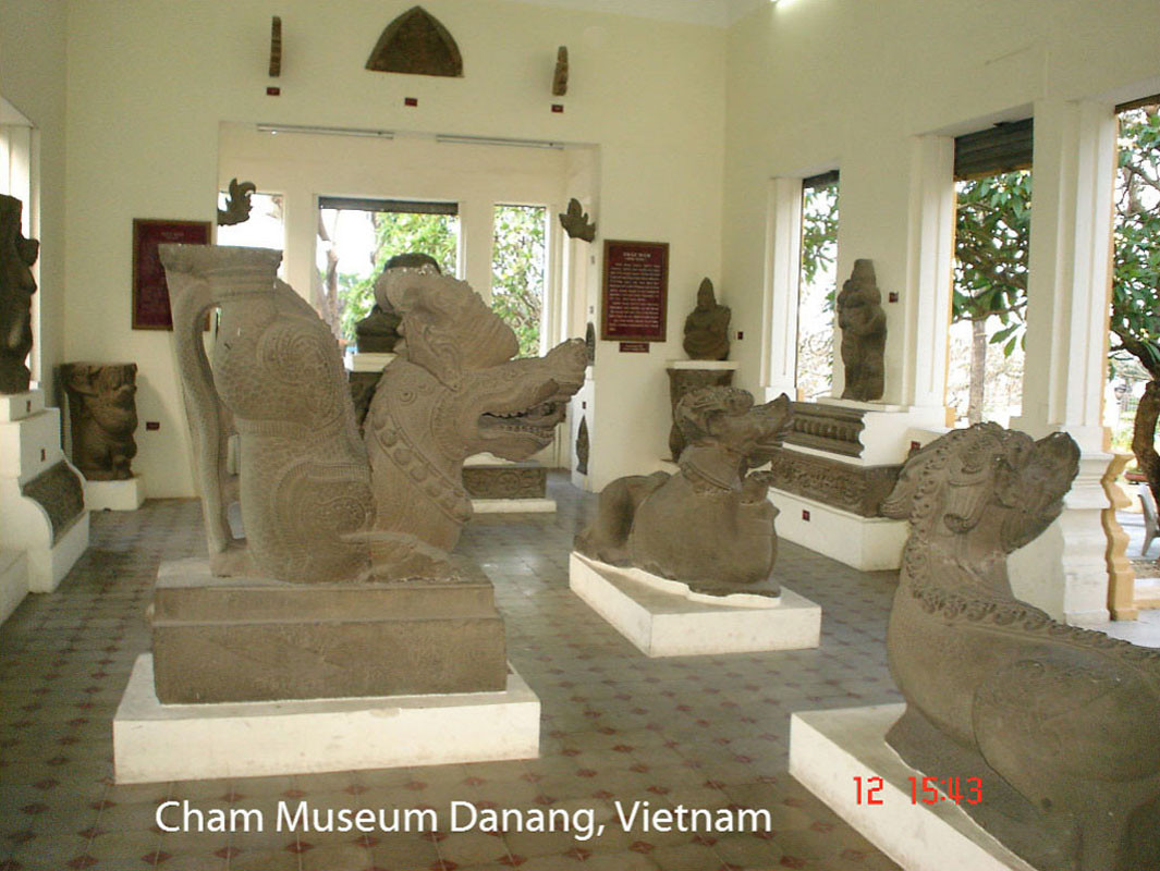 Bên trong Bảo tàng Điêu khắc Chăm ở Đà Nẵng. Ảnh: Cometosea.us.