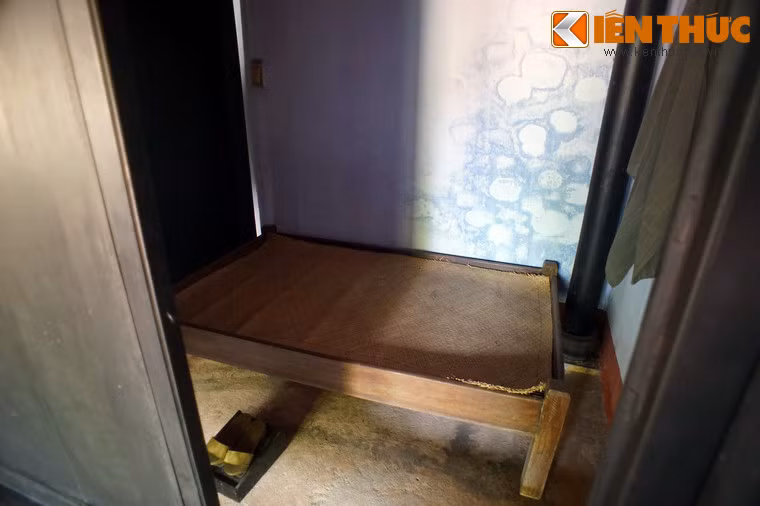 Hai gian ở hai bên là không gian sinh hoạt, nghỉ ngơi của gia đình Bác Hồ. Các vật dụng bố trí ở đây có giường, tủ, giá treo quần áo...