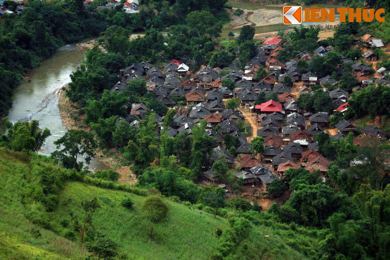 Ngoài ra, du khách còn có thể thăm chỉ huy sở Mường Phăng, các bản làng lân cận, khám phá bản sắc văn hóa độc đáo của các dân tộc anh em ở mảnh đất Điện Biên. Ảnh: Bản Suối Lư ở huyện Điện Biên Đông, cách thành phố Điện Biên Phủ khoảng 40km.