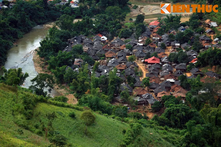 Ngoài ra, du khách còn có thể thăm chỉ huy sở Mường Phăng, các bản làng lân cận, khám phá bản sắc văn hóa độc đáo của các dân tộc anh em ở mảnh đất Điện Biên. Ảnh: Bản Suối Lư ở huyện Điện Biên Đông, cách thành phố Điện Biên Phủ khoảng 40km.