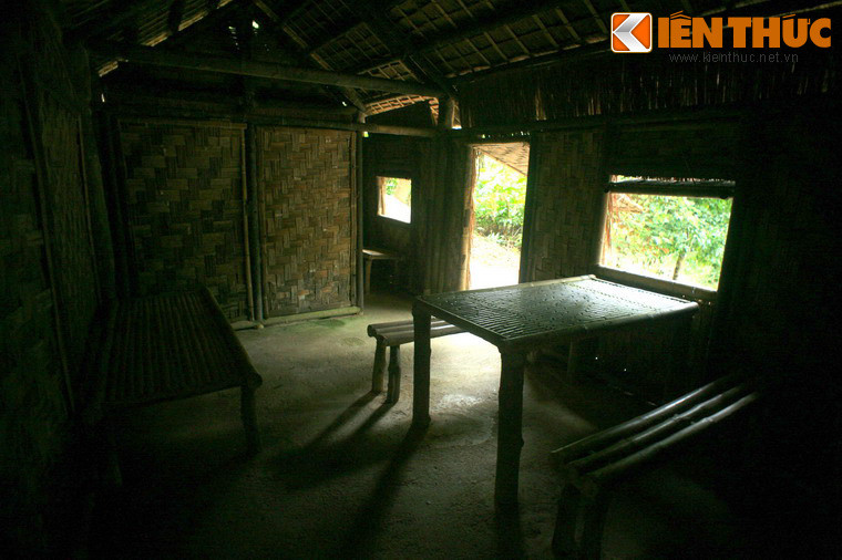 Bên trong lán của Thiếu tướng Hoàng Văn Thái.