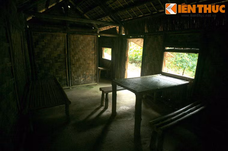 Bên trong lán của Thiếu tướng Hoàng Văn Thái.