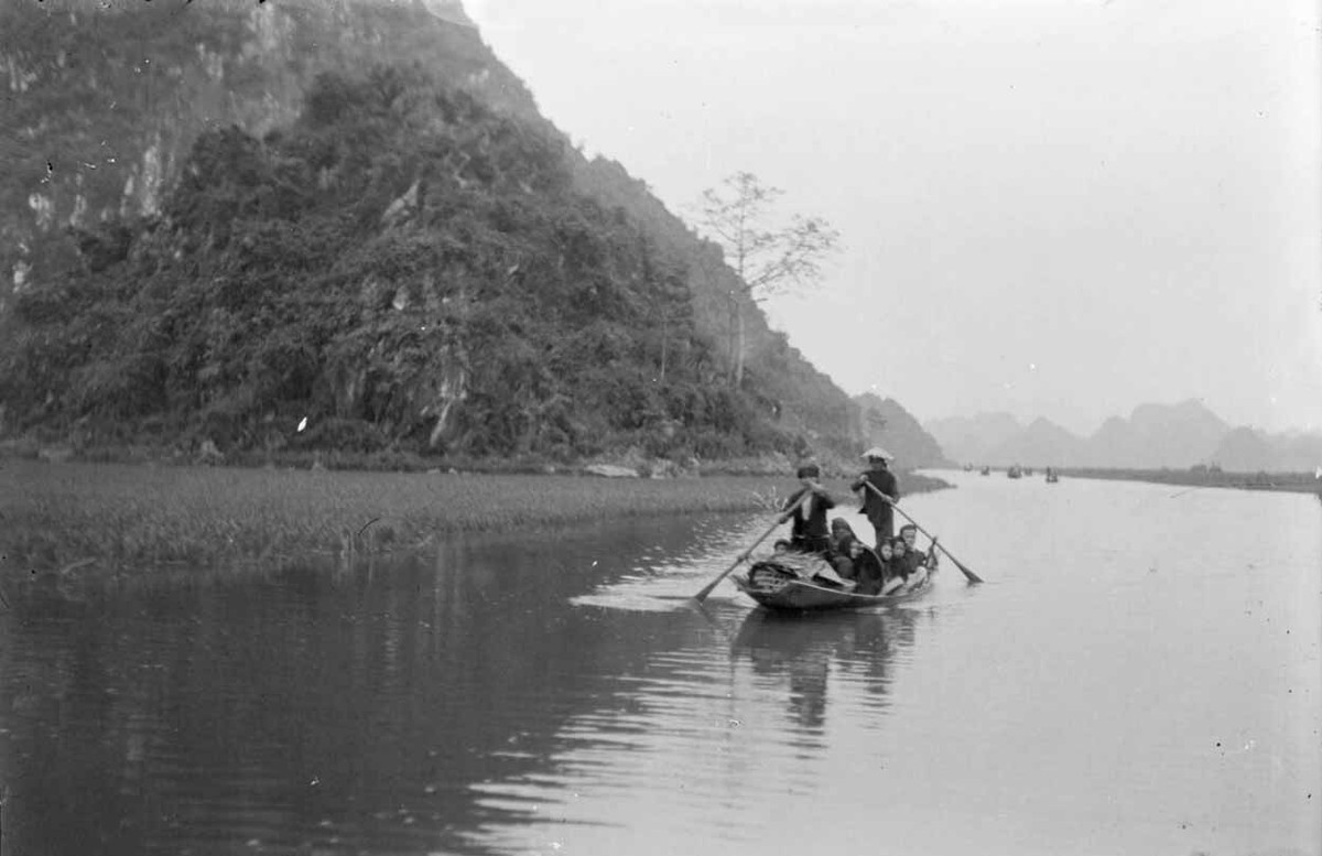 Một con đò chở khách hành hương trên suối Yến. Ảnh tư liệu.