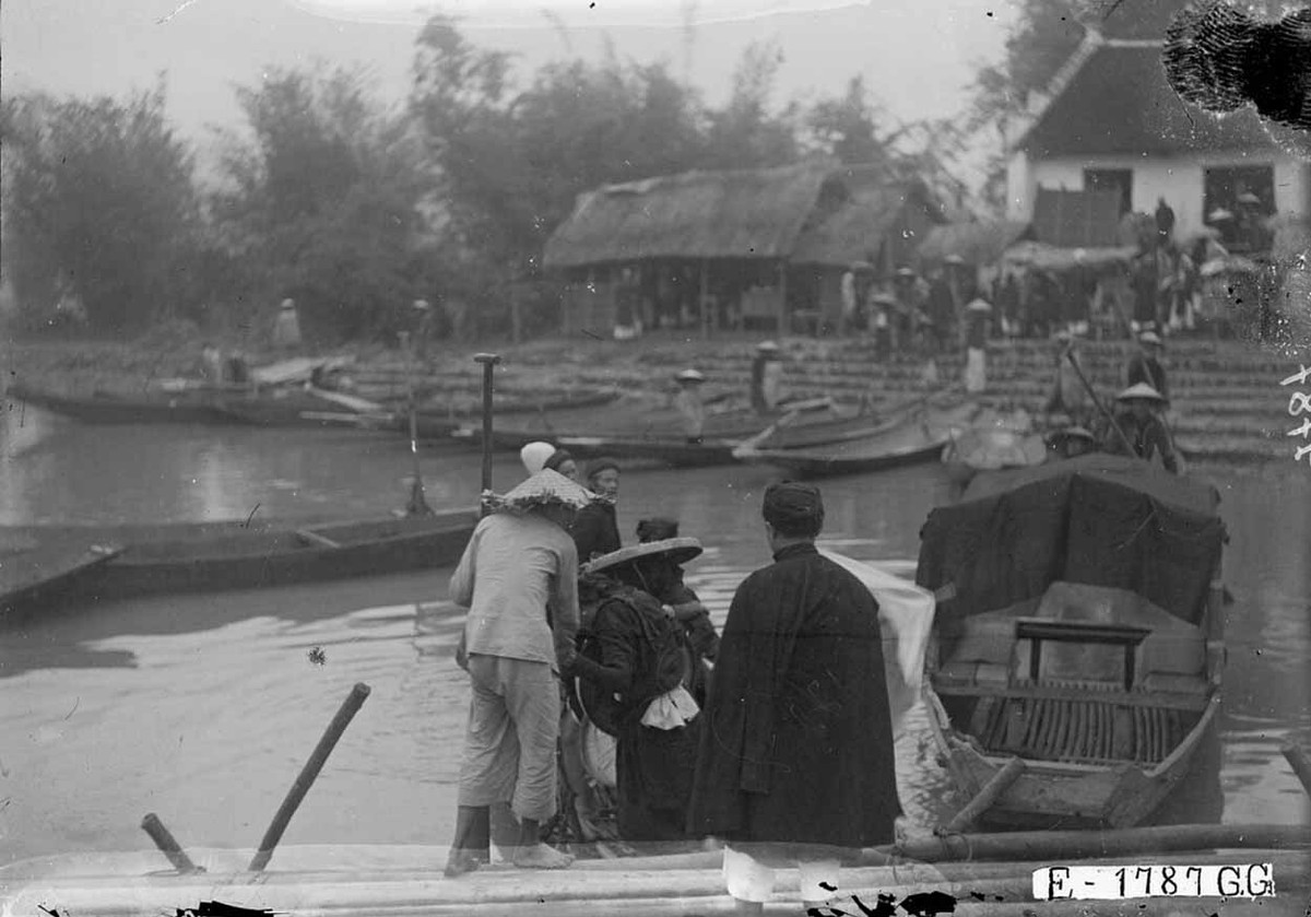 Hành khách bước xuống đò. Ảnh tư liệu.