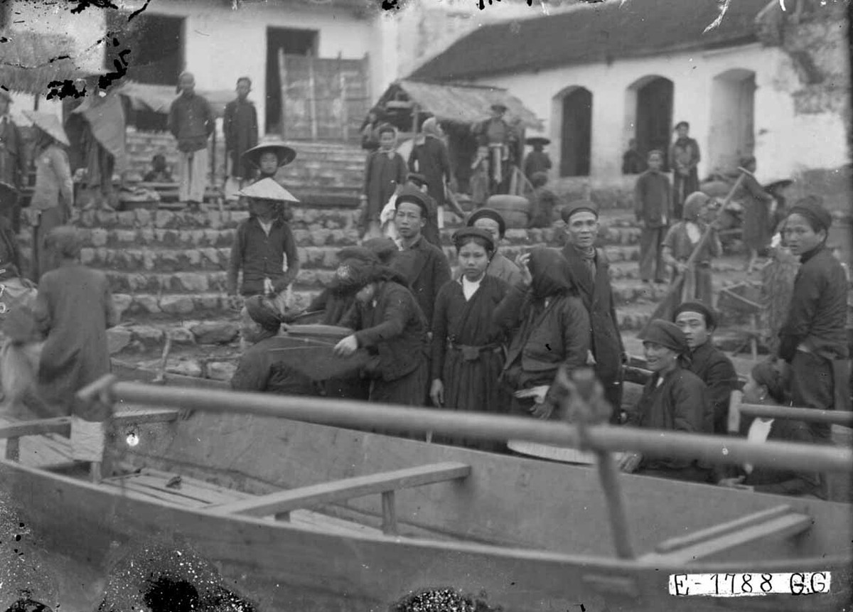 Khách hành hương trên một con đò chờ rời bến. Ảnh tư liệu.