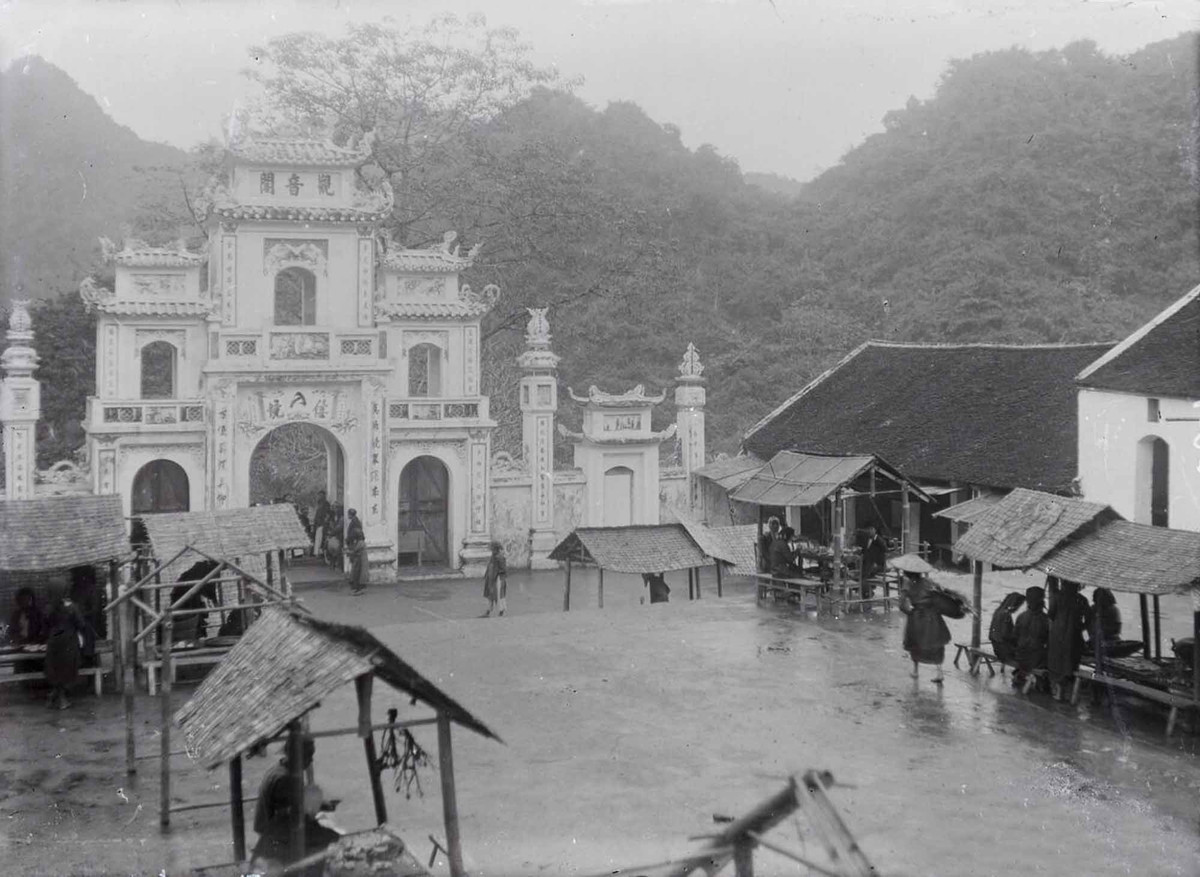 Từ sân chùa Thiên Trù nhìn ra cổng tam quan. Ảnh tư liệu.