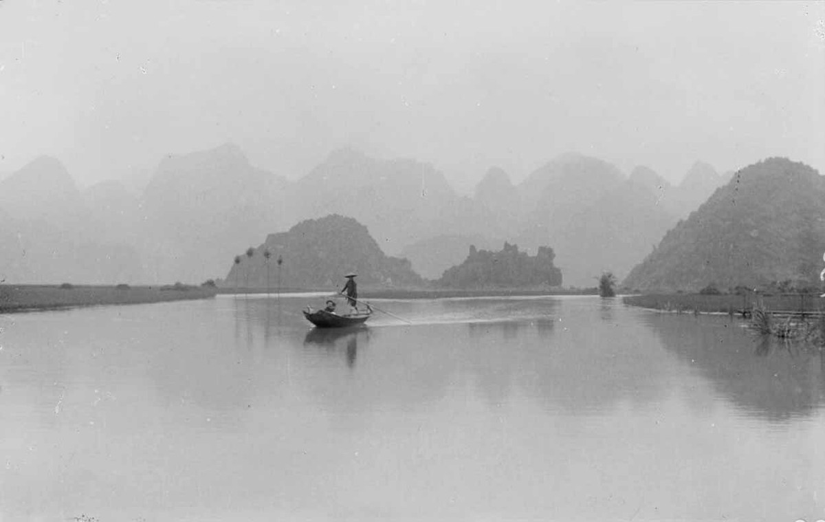 Khung cảnh đẹp như tranh thủy mặc với những đỉnh núi ẩn hiện trong sương mờ. Ảnh tư liệu.