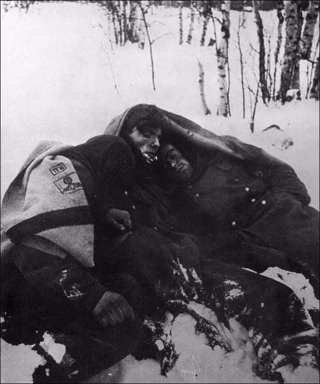 Hai lính Đức được phát hiện đã chết cóng trên chiến trường băng giá. Ảnh: Vintag.
