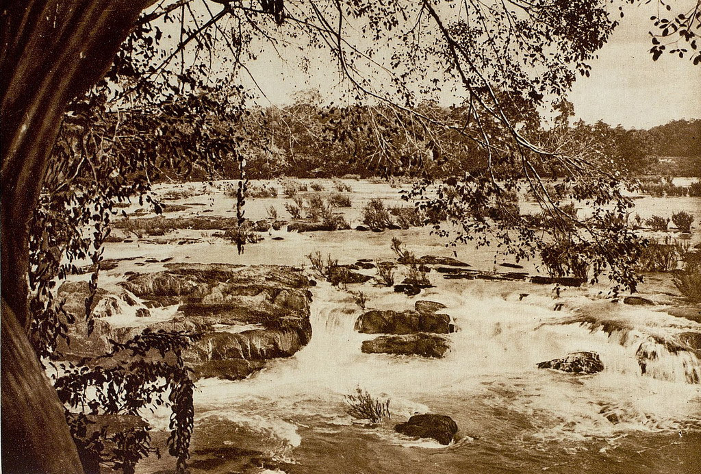 Thác Trị An, một thắng cảnh nổi tiếng ở Đồng Nai xưa, nay không còn nước do tác động của công trình thủy điện Trị An. Ảnh: Gallica.bnf.fr.