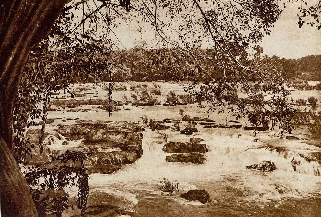 Thác Trị An, một thắng cảnh nổi tiếng ở Đồng Nai xưa, nay không còn nước do tác động của công trình thủy điện Trị An. Ảnh: Gallica.bnf.fr.