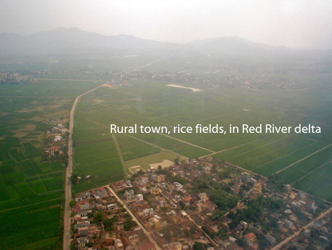 Khu dân cư ở ngoại thành Hà Nội nhìn từ máy bay khi đang hạ cánh xuống sân bay Nội Bài. Ảnh: Cometosea.us.