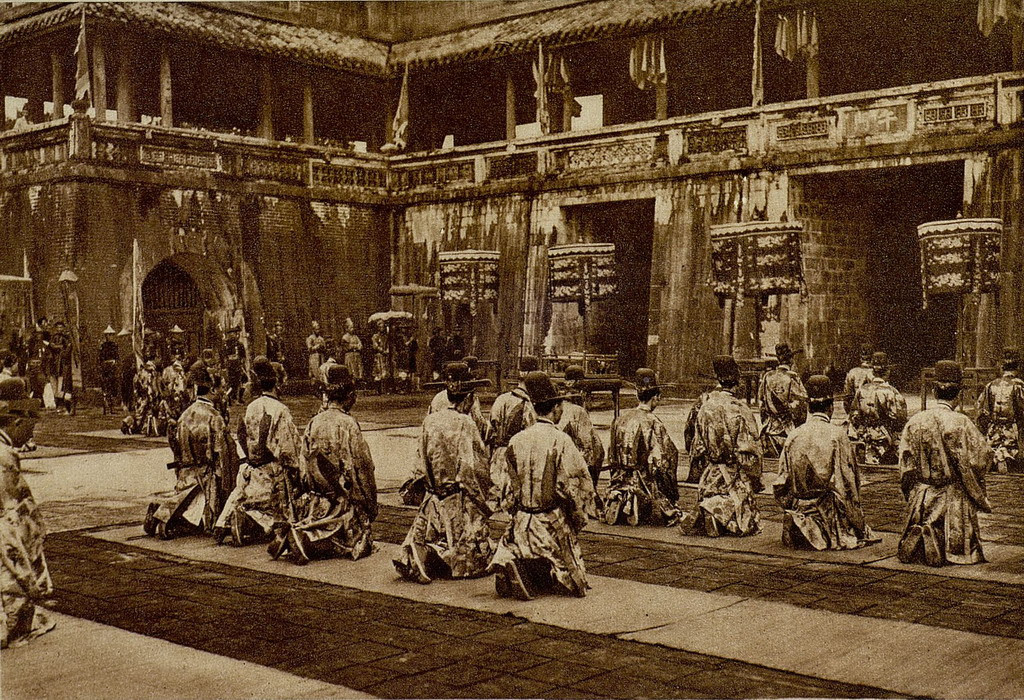 Các quan lại trong buổi chầu vua trước Ngọ Môn, Hoàng thành Huế. Ảnh: Gallica.bnf.fr.