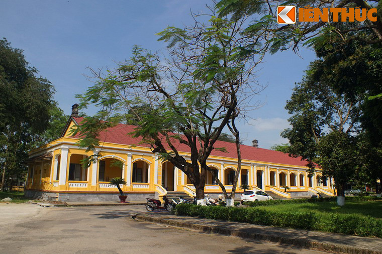 Hai bên Viện Cơ Mật có hai tòa chạy dọc theo khu vườn ở giữa, tạo nên kiểu bố trí mặt bằng hình chữ U. Dãy bên phải là văn phòng của các ông Hội lý người Pháp, dãy bên trái là Bảo tàng Kinh tế.