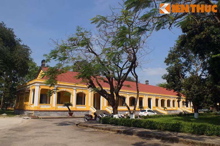 Hai bên Viện Cơ Mật có hai tòa chạy dọc theo khu vườn ở giữa, tạo nên kiểu bố trí mặt bằng hình chữ U. Dãy bên phải là văn phòng của các ông Hội lý người Pháp, dãy bên trái là Bảo tàng Kinh tế.