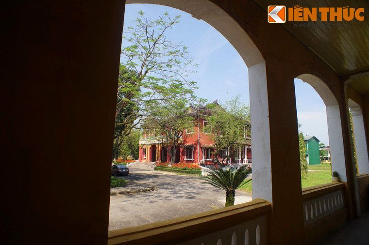 Do sự hiện diện của ba tòa nhà nên dân gian gọi toàn bộ khu vực Viện Cơ Mật là Tam Tòa.