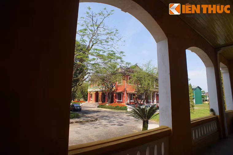 Do sự hiện diện của ba tòa nhà nên dân gian gọi toàn bộ khu vực Viện Cơ Mật là Tam Tòa.