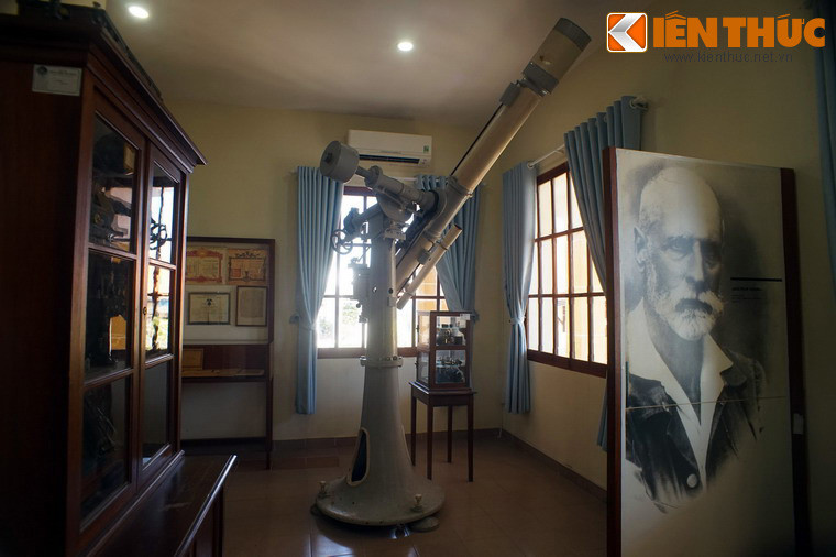 Ấn tượng hơn cả là chiếc kính thiên văn đồ sộ nằm ở một góc phòng.