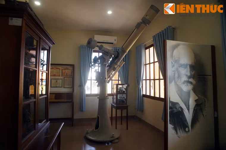 Ấn tượng hơn cả là chiếc kính thiên văn đồ sộ nằm ở một góc phòng.