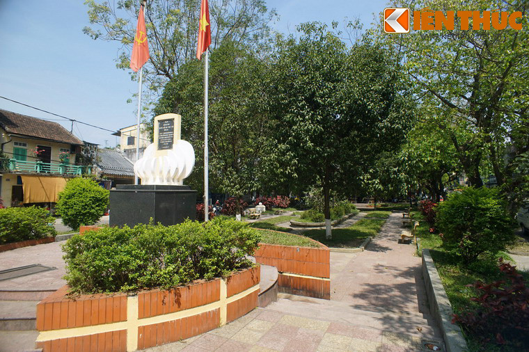 Theo dòng lịch sử, trường Tiểu học Pháp - Việt Đông Ba được thành lập năm 1905, trên nền đình chợ Đông Ba cũ (vị trí công viên hiện tại). Năm 1923 trường được di chuyển đến địa điểm trường THPT Gia Hội ngày nay.