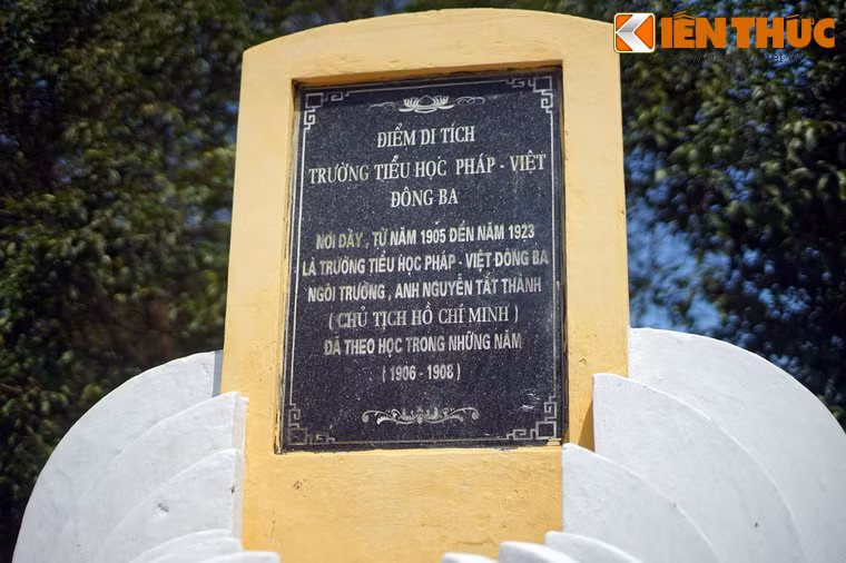 Giữa công viên có một bia tưởng niệm, nội dung: "Điểm di tích Trường Tiểu học Pháp - Việt Đông Ba. Nơi đây, từ năm 1905 đến năm 1923 là Trường Tiểu học Pháp - Việt Đông Ba, ngôi trường anh Nguyễn Tất Thành (Chủ tịch Hồ Chí Minh) đã theo học trong những năm 1906 - 1908".